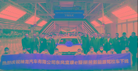绿色出行新引擎 神龙公司首批800辆ES500新能源出租车交付成都市场